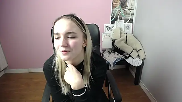 Snapshot of viktoria_lovely chatting on 12/17/24, 11:17 viktoria lovely online show from 12/17/24, 11:17