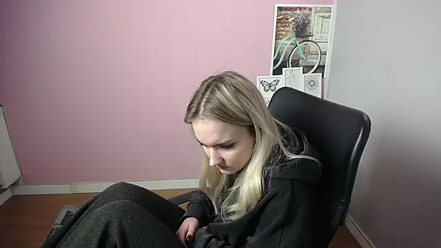 Snapshot of viktoria_lovely chatting on 12/27/24, 09:50 viktoria lovely online show from 12/27/24, 09:50