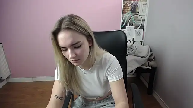 Snapshot of viktoria_lovely chatting on 01/18/25, 09:45 viktoria lovely online show from 01/18/25, 09:45