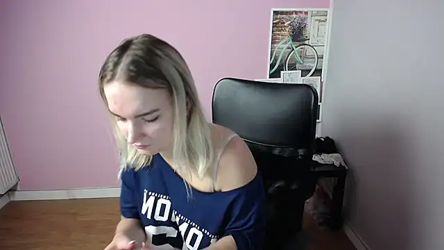 Snapshot of viktoria_lovely chatting on 09/09/25, 06:35 viktoria lovely online show from 09/09/25, 06:35