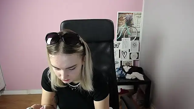 Snapshot of viktoria_lovely chatting on 09/20/25, 09:21 viktoria lovely online show from 09/20/25, 09:21