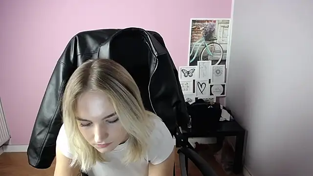 Snapshot of viktoria_lovely chatting on 10/10/25, 10:36 viktoria lovely online show from 10/10/25, 10:36