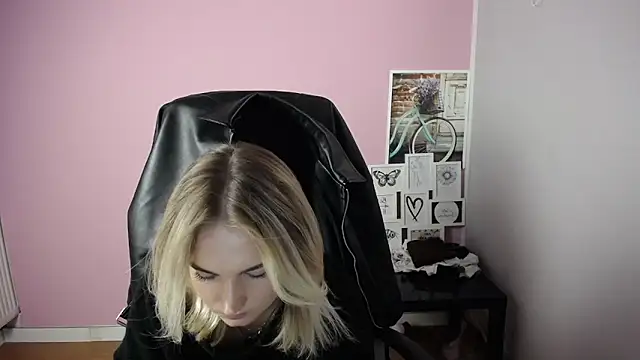 Snapshot of viktoria_lovely chatting on 10/15/25, 08:58 viktoria lovely online show from 10/15/25, 08:58