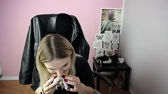 Snapshot of viktoria_lovely chatting on 10/22/25, 09:31 viktoria lovely online show from 10/22/25, 09:31