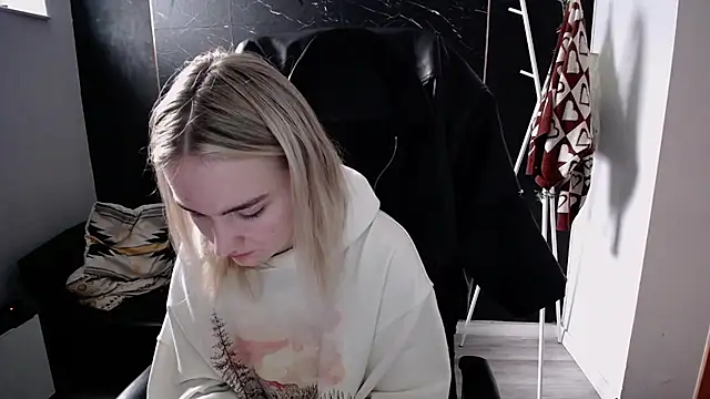 Snapshot of viktoria_lovely chatting on 11/11/25, 10:26 viktoria lovely online show from 11/11/25, 10:26