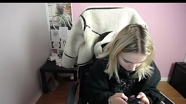 Snapshot of viktoria_lovely chatting on 12/18/25, 09:37 viktoria lovely online show from 12/18/25, 09:37