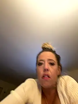 Snapshot of Blueeyesoulsnatcher chatting on 10/29/25, 07:32 Blueeyesoulsnatcher online show from 10/29/25, 07:32