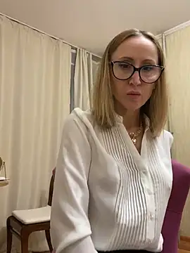 Snapshot of LauraDavis chatting on 12/03/25, 07:34 LauraDavis online show from 12/03/25, 07:34