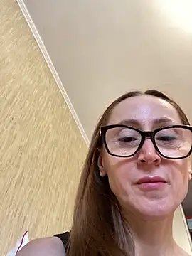 Snapshot of LauraDavis chatting on 04/17/26, 09:34 LauraDavis online show from 04/17/26, 09:34