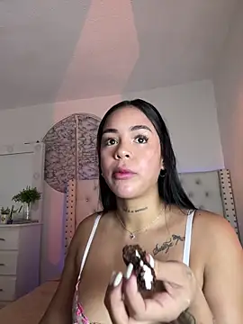 Snapshot of IsabelaVanegas_ chatting on 09/25/25, 03:27 IsabelaVanegas online show from 09/25/25, 03:27