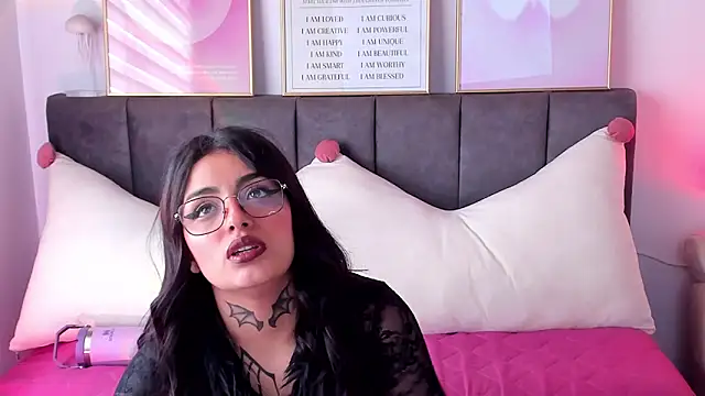 Snapshot of Hinataw33d01 chatting on 02/09/26, 02:21 Hinataw33d01 online show from 02/09/26, 02:21