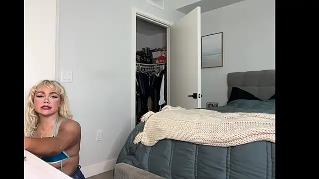 Snapshot of ElenaErickson chatting on 10/27/25, 07:51 ElenaErickson online show from 10/27/25, 07:51