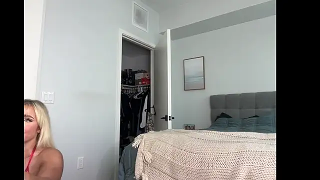 Snapshot of ElenaErickson chatting on 11/17/25, 08:03 ElenaErickson online show from 11/17/25, 08:03