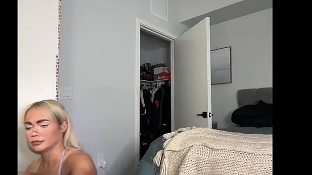 Snapshot of ElenaErickson chatting on 01/07/26, 08:33 ElenaErickson online show from 01/07/26, 08:33