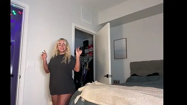 Snapshot of ElenaErickson chatting on 02/09/26, 03:32 ElenaErickson online show from 02/09/26, 03:32