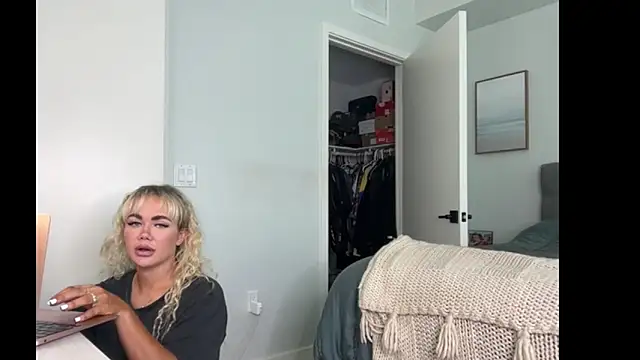 Snapshot of ElenaErickson chatting on 03/18/26, 08:34 ElenaErickson online show from 03/18/26, 08:34