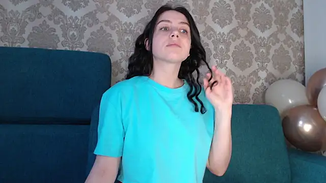 Snapshot of Louise_Lavender chatting on 03/03/25, 10:28 Louise Lavender online show from 03/03/25, 10:28