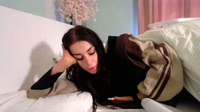 Snapshot of josiexcx chatting on 11/18/25, 01:04 josiexcx online show from 11/18/25, 01:04