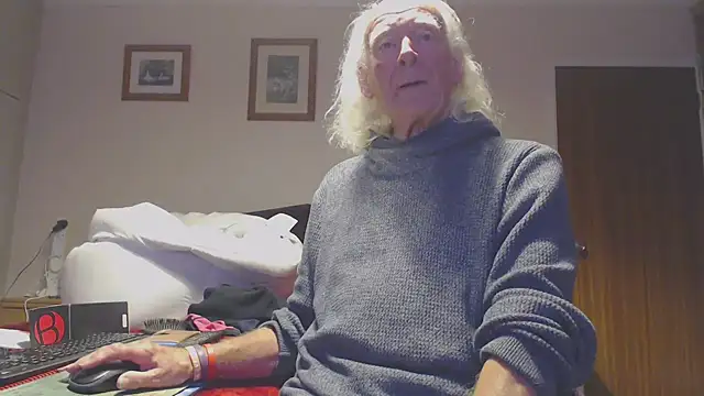 Snapshot of WaverlyKernow chatting on 10/28/25, 08:55 WaverlyKernow online show from 10/28/25, 08:55