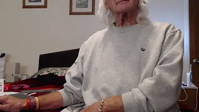 Snapshot of WaverlyKernow chatting on 11/01/25, 10:06 WaverlyKernow online show from 11/01/25, 10:06