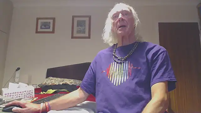 Snapshot of WaverlyKernow chatting on 11/03/25, 01:45 WaverlyKernow online show from 11/03/25, 01:45