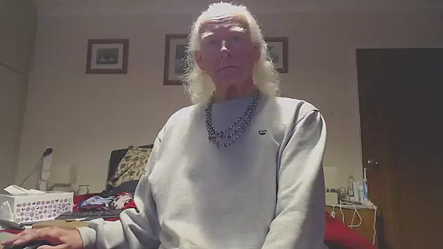 Snapshot of WaverlyKernow chatting on 11/05/25, 10:26 WaverlyKernow online show from 11/05/25, 10:26