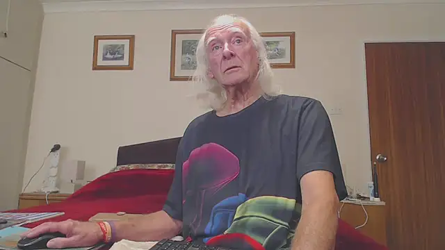 Snapshot of WaverlyKernow chatting on 11/19/25, 02:06 WaverlyKernow online show from 11/19/25, 02:06