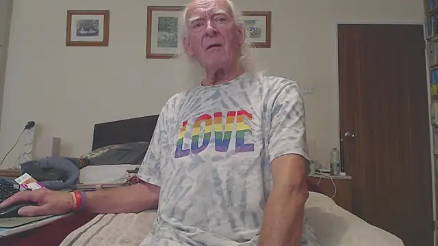 Snapshot of WaverlyKernow chatting on 11/24/25, 10:59 WaverlyKernow online show from 11/24/25, 10:59