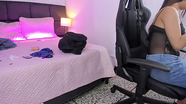 Snapshot of Megan_Miles02 chatting on 03/16/25, 02:32 Megan Miles02 online show from 03/16/25, 02:32