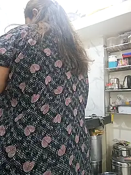 Snapshot of Ravina_patil1 chatting on 02/05/25, 04:25 Ravina patil1 online show from 02/05/25, 04:25