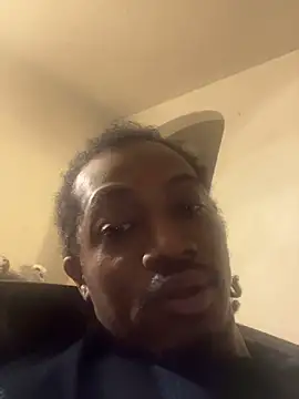 Snapshot of Anfergu1 chatting on 10/28/25, 11:18 Anfergu1 online show from 10/28/25, 11:18