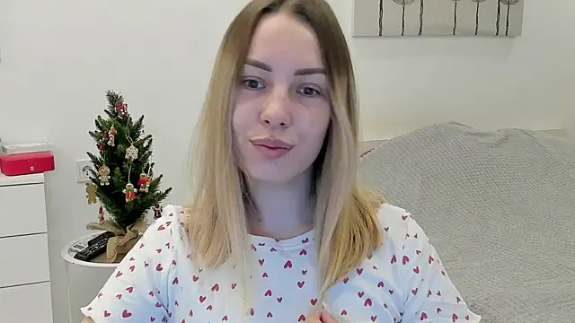 Snapshot of Mia_shy1 chatting on 12/28/24, 08:37 Mia shy1 online show from 12/28/24, 08:37