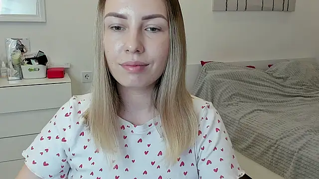 Snapshot of Mia_shy1 chatting on 01/06/25, 12:24 Mia shy1 online show from 01/06/25, 12:24