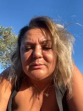 Snapshot of MikyVesela chatting on 09/23/25, 02:42 MikyVesela online show from 09/23/25, 02:42