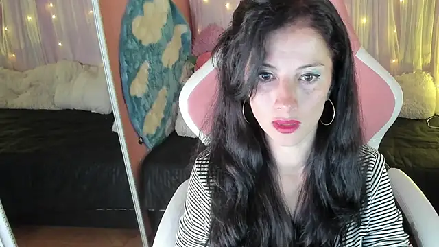 Snapshot of Aliiz_01 chatting on 12/04/24, 06:17 Aliiz 01 online show from 12/04/24, 06:17