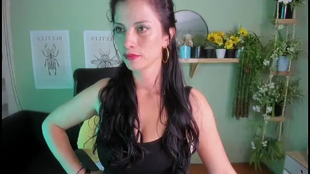 Snapshot of Aliiz_01 chatting on 12/14/24, 06:24 Aliiz 01 online show from 12/14/24, 06:24