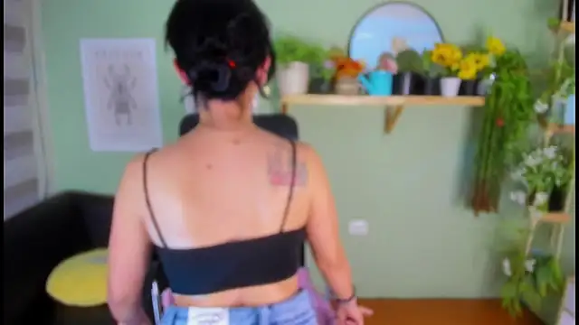 Snapshot of Aliiz_01 chatting on 12/24/24, 06:11 Aliiz 01 online show from 12/24/24, 06:11