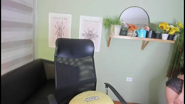 Snapshot of Aliiz_01 chatting on 02/06/25, 10:26 Aliiz 01 online show from 02/06/25, 10:26