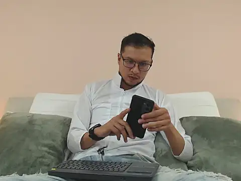 Snapshot of andy_loverxx chatting on 03/29/26, 12:43 andy loverxx online show from 03/29/26, 12:43