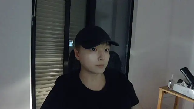 Snapshot of Tkcqcc chatting on 03/10/25, 01:43 Tkcqcc online show from 03/10/25, 01:43