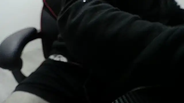 Snapshot of Dandi19 chatting on 10/26/25, 05:41 Dandi19 online show from 10/26/25, 05:41