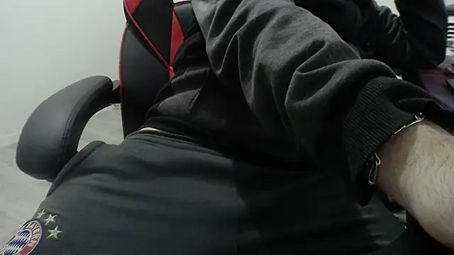 Snapshot of Dandi19 chatting on 11/14/25, 08:40 Dandi19 online show from 11/14/25, 08:40