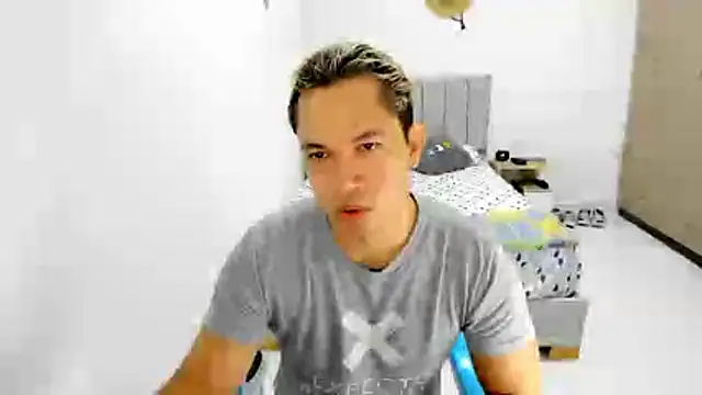 Snapshot of Valerioe chatting on 06/13/26, 02:04 Valerioe online show from 06/13/26, 02:04