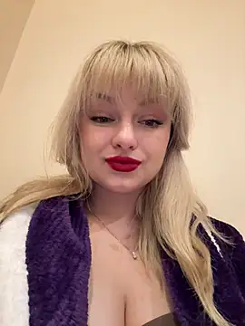 Snapshot of Blonde20 chatting on 10/21/25, 10:32 Blonde20 online show from 10/21/25, 10:32