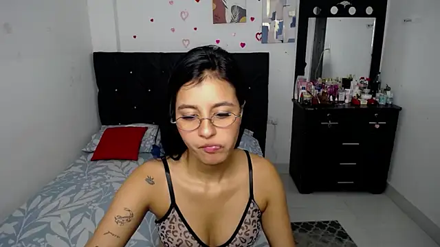 Snapshot of floweer_ chatting on 10/23/25, 03:00 floweer online show from 10/23/25, 03:00