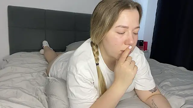 Embersweetbunny online show from 02/06/25, 01:21