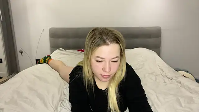 Embersweetbunny online show from 11/30/25, 05:55