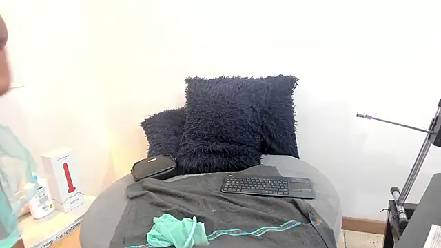 Lizzie Williams  online show from 11/26/25, 03:18