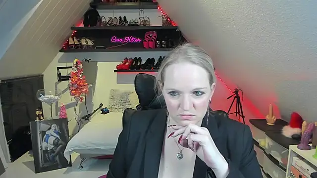 Snapshot of caro_kitten chatting on 12/15/24, 10:18 caro kitten online show from 12/15/24, 10:18