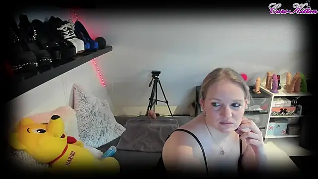 Snapshot of caro_kitten chatting on 02/15/25, 10:22 caro kitten online show from 02/15/25, 10:22